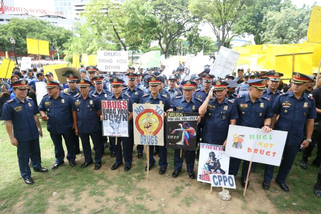 Central Visayas policemen converge for indignation rally against illegal drugs at the Fuente Osmeña Circle. (CDN PHOTO/LITO TECSON)
