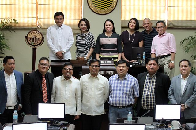 Cebu City councilors (current, outgoing and suspended), with suspended Vice Mayor Edgardo Labella and Acting Mayor Margarita “Margot” Osmeña, pose after their last regular session. (CDN PHOTO/JUNJIE MENDOZA)