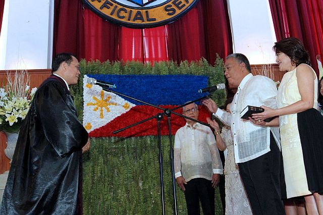 Associate Justice Japar B. Dimaampao of the Court of Appeals (left) administers the oath of office to reelected Cebu Gov. Hilario Davide III (4th from left), who is accompanied by his wife Jobel (right) and his father, former chief justice Hilario Davide Jr. (2nd from left) at the Capitol Social Hall. (CDN PHOTO/JUNJIE MENDOZA)