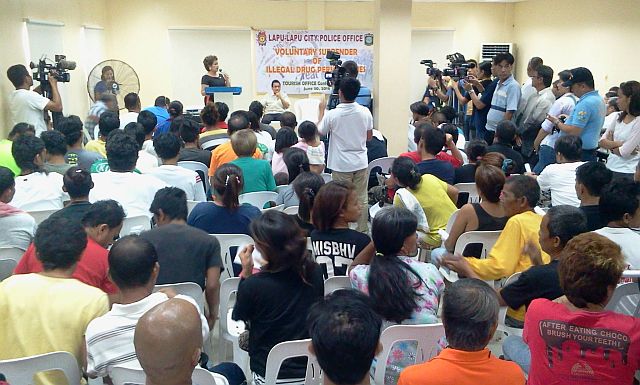 75 suspected drug personalities voluntarily surrendered to Lapu-Lapu City police Thursday afternoon. (CDN PHOTO/NORMAN MENDOZA)