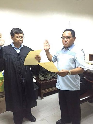Cebu City Council Dave Tumulak takes his oath of office before RTC Branch 7 judge Soliver Peras. (CONTRIBUTED)