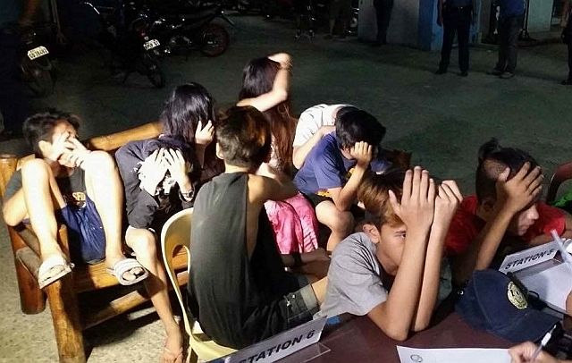 This group of youngers are among 55 minors  rounded up in Mandaue City for violation of “The Anti-loitering for Minors Ordinance” of Mandaue. They were brought first to Mandaue City Police Office for profiling. (CONTRIBUTED PHOTO/Police Superintendent Jonathan Cabal, MCPO Chief)
