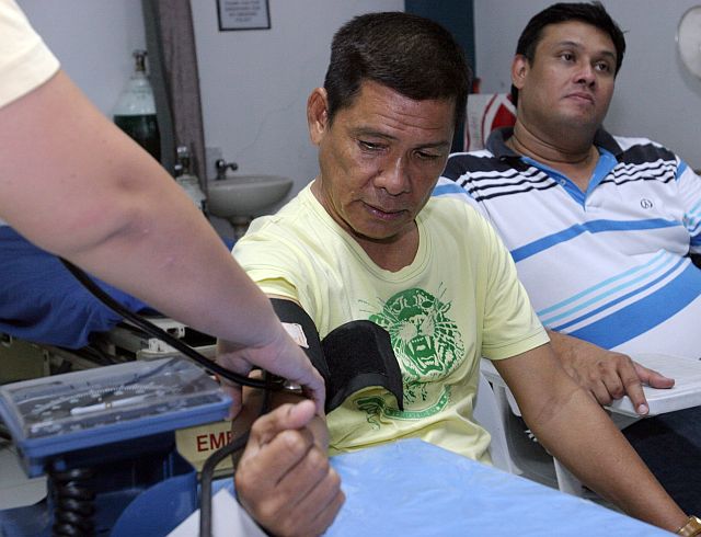 NA CITIZENS ARREST/JUNE 11, 2016: Labangon barangay Captain Rudulfo Tabasa accompanied by former Team Rama defeted councilor Joey Dalus is being medical check up in PNP Hospital in Camp Sotero Cabahug after he was alledgely arrested by members of the Cebu City Hall's General Services Office (GSO) at pass 8 pm last friday night in his house.(CDN PHOTO/JUNJIE MENDOZA)