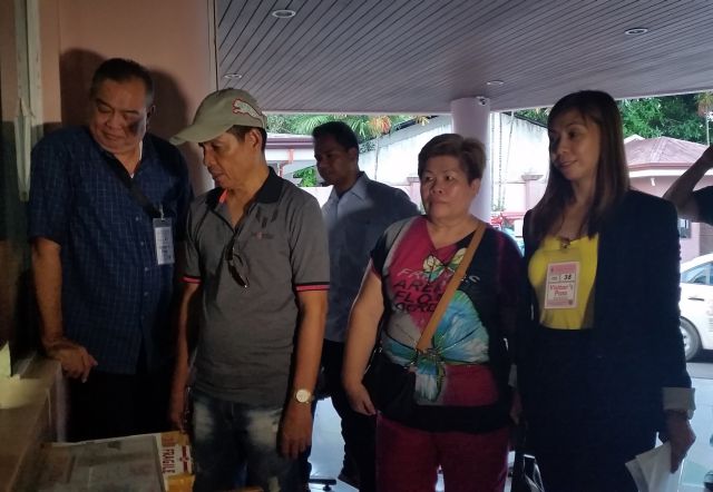 Labangon barangay councilor Rodulfo Tabasa (second from left) files kidnapping, illegal detention and unlawful arrest charges against Cebu City Acting Mayor Margot Osmeña and 7 others. He is assisted by lawyer Ernest Rama,(left) and Councilor Elect Joy Pesquera (far right). (CDN PHOTO/EDISON DELOS ANGELES)