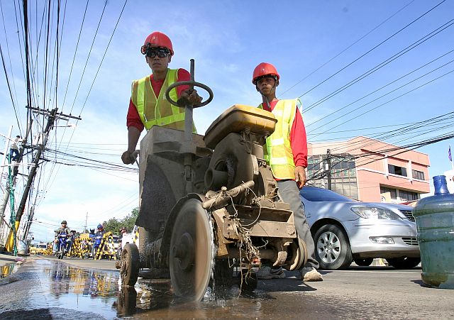 Labor groups are pushing for a P140 wage increase for Central Visayas laborers like these road construction workers. (CDN FILE PHOTO)