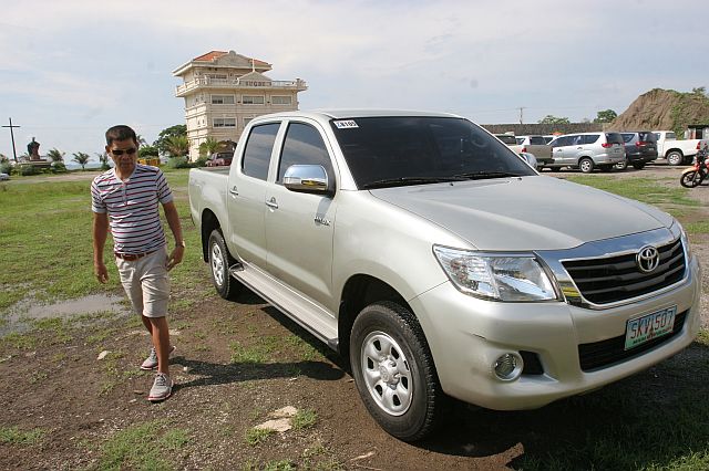 COUNCILOR TABASA RETURNED HIS VEHICLE/JUNE Labangon barangay Captain Rudulfo Tabasa arrive at the Sugbu South Road Properties (SRP) ground to return his Toyota Hi-Lux vehicle. Last week of friday councilor Tabasa was citizens arrest by employees of the General Services Office (GSO) for not returning his City Hall owned service vehicle .(CDN PHOTO/JUNJIE MENDOZA)