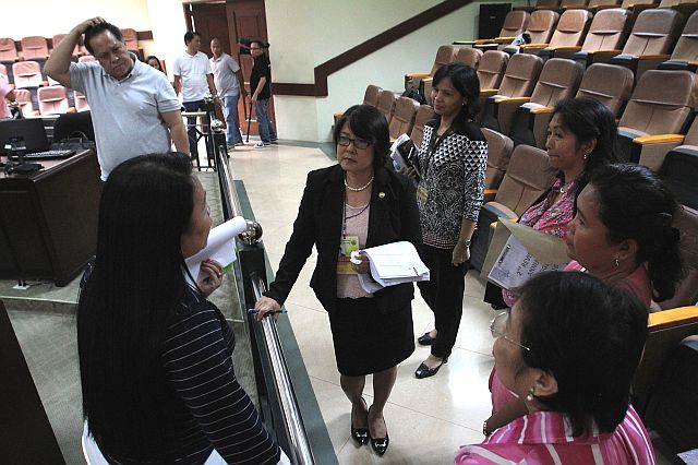 Cebu City Councilor James Cuenco, Finance Committee head (far left), scratches his head as he approaches ACting VIce Mayor Leah Japson who explains to the department heads why the council disapproved the 2016 budget which contains the allocation for the mid-year bonus of some 5, 000 employees during the budget hearing yesterday. (CDN PHOTO/JUNJIE MENDOZA)