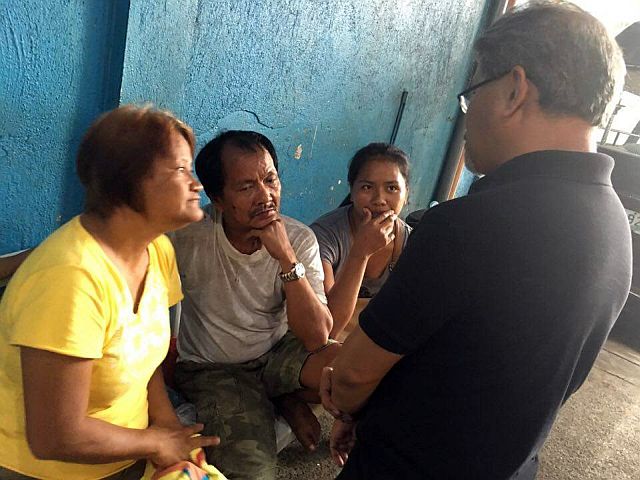 CHR probers talk to the Montes family after the autopsy of John Jason. (CDN PHOTO/TONEE DESPOJO)