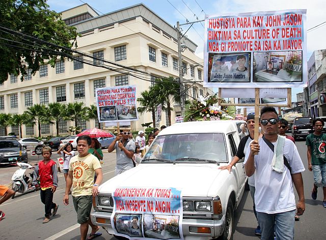 JUSTICE FOR JASON MONTES: Family and friends of slain drug suspect John Jason Montes make sure his funeral march passes by Cebu City Hall to protest the “culture of death” allegedly promoted by incoming Mayor Tomas Osmeña. (CDN PHOTO/JUNJIE MENDOZA)