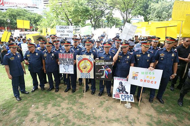Policemen gather at Fuente Osmeña Circle monday morning to rally against drugs as highlight of the Crime Prevention Month and 21st anniversary of the PNP Police Community Relations. (CDN PHOTO/LITO TECSON)