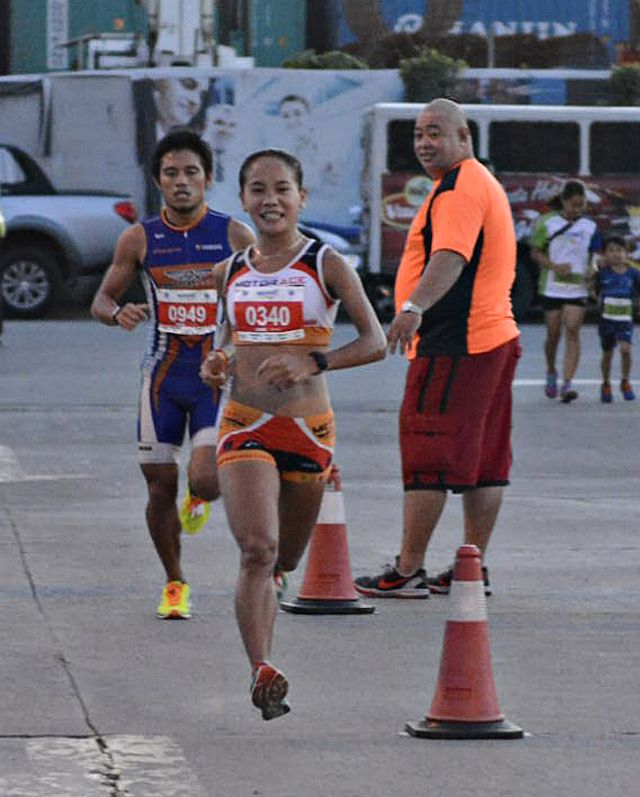 John Philip Dueñas paces his ward Mary Joy Tabal en route to the finish line of the 6th SM2SM Run last Feb. 21. (CDN FILE PHOTO)