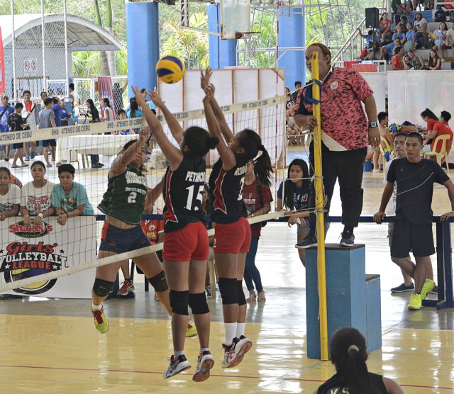 Volleybelles from SWU and USC in action during the Shakey’s Girls Volleyball League last week. Both teams are competing anew in the CYVL at the SHS-AdC’s Lux Oriens Gym in Mandaue City. (CDN PHOTO/CHRISTIAN MANINGO)