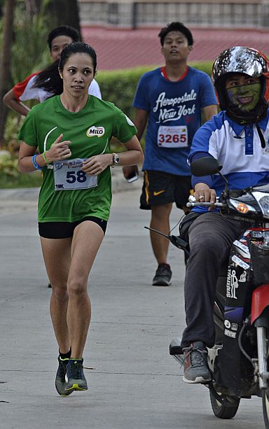 RUN FOR YOUR FAMILY/JUNE 04, 2016 Ruffa Sorongon escorted by a mashall. She got the top podium for the womens 10K of the Run for your Family fun run. (CDN PHOTO/CHRISTIAN MANINGO)