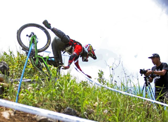 JR Barba falls off his bike during his practice run at the  Danasan Eco Adventure Park in Danao City. (CDN PHOTO/LITO TECSON)