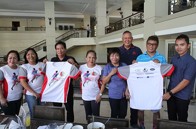 Organizers of the upcoming Alphans Run 3 led by Alpha Sigma Phi National President Antonio Tomar (sixth from left) show the singlet for the footrace in a press conference at the City Sports Club-Cebu. (CDN PHOTO/JUNJIE MENDOZA)
