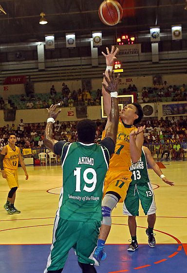 Caesar Ian Ortega of the University of San Carlos Warriors goes up for a jump shot against Steve Acomo of the University of the Visayas Green Lancers in this file photo during last year’s CESAFI 2015 Finals at the Cebu Coliseum. (CDN PHOTO/LITO TECSON)