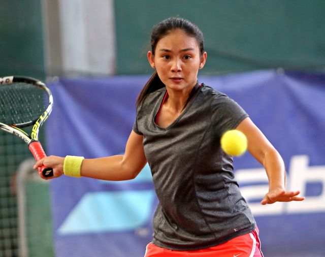Shyne Villareal prepares to return a shot in her 18-Under Girls division game in the BMEG Junior Tennis Cup at the CITIGreen Tennis Resort in Punta Princesa. (CDN PHOTO/LITO TECSON)