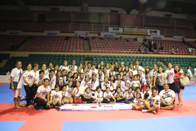 Members of coach Glenn Lava’s STAR Taekwondo team pose with their parents after the awarding ceremony of the 2016 National Poomsae Taekwondo Championships at the Cuneta Astrodome in Pasay City last Sunday.