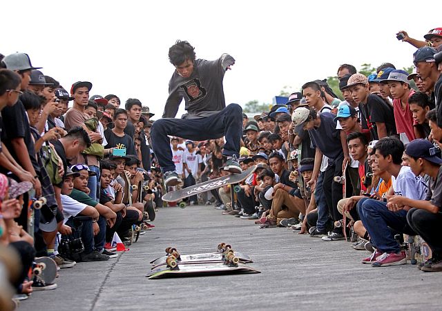 A skateboarder shows off his skills by leaping over  10 skateboards during yesterday’s Go Skateboarding Day at the SM City Cebu open parking lot. (CDN PHOTO/LITO TECSON)