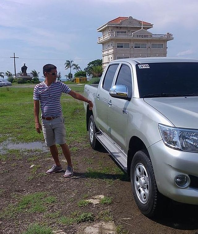 Labangon councilor Rodulfo Tabasa returns the city-issued Toyota Hilux at the SRP Sugbo grounds Monday morning. (CDN PHOTO/NESTLE L. SEMILLA)