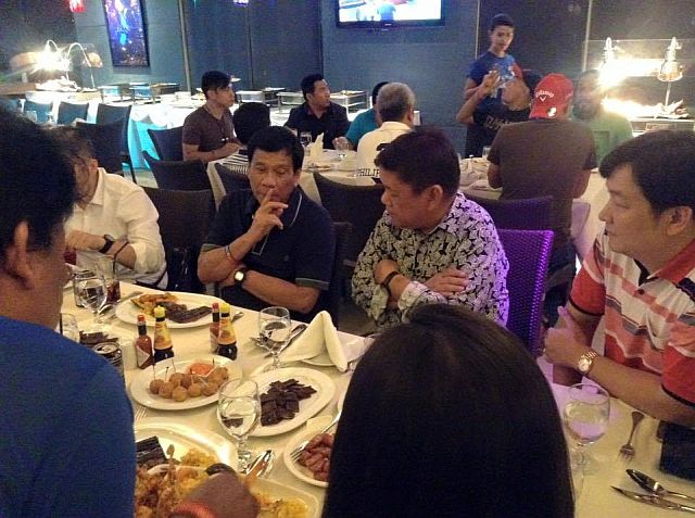 FRIENDS. Cebu City Mayor-elect Tomas Osmeña  shares a table with President-elect Rodrigo Duterte in an informal meeting between the incoming president and a  group of local political personalities mostly from the erstwhile ruling Liberal Party at the Level 8 Bar, Adnama Building, North Reclamation Area, Mandaue City.  (TOMAS OSMENA FB PAGE)
