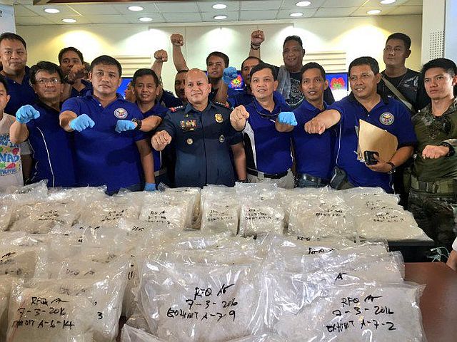 PNP chief Director General Ronald “Bato” Dela Rosa, PNP Anti-Illegal Drugs members and its chief Senior Supt. Albert Ferro, and a Special Action Force operative do the signature pose of President Duterte after recovering P900-million worth of illegal drugs in Claveria, Cagayan province.