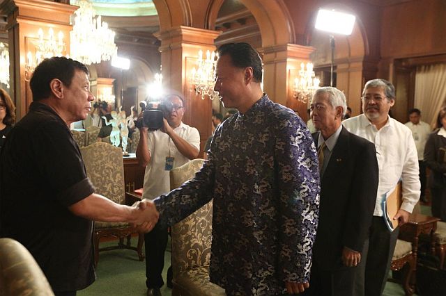 Chinese Ambassador to the Philippines Zhao Jinhua pays a courtesy call on President Rodrigo R. Duterte at Malacañang Palace on July 7, 2016. (Presidential Photographers’ Division)