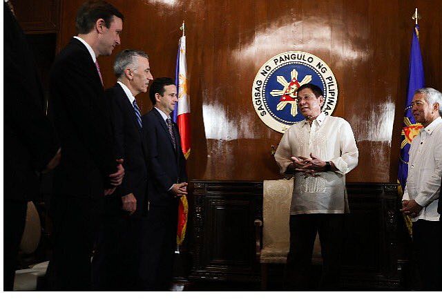 President Rodrigo Duterte welcomes the US delegation led by Ambassador to the Philippines Philip Goldberg in Malacañang. (PRESIDENTIAL PHOTOGRAPHERS DIVISION)