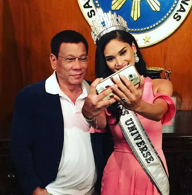 Pia Wurtzbach takes a selfie with President Duterte
