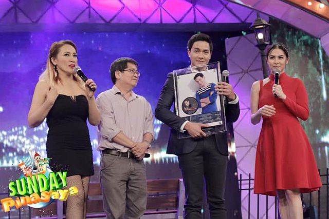 Alden Richards receives his 7x Platinum Award for the album, “Wish I May.”  With him are Ai Ai delas Alas, Rene Salta of GMA Records and Marian Rivera.