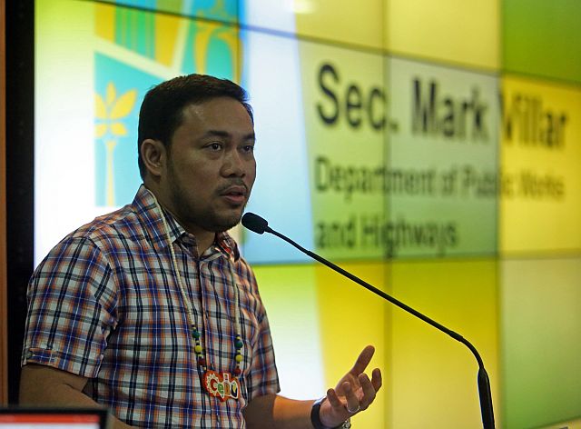 Department of Public Works and Highways Secretary Mark Villar (left) assures Mega Cebu stakeholders and local officials  of swift and relentless action against flooding and traffic. Last Friday’s downpour caused heavy flooding in Metro Cebu (right) causing traffic gridlocks in several areas. (CDN PHOTO/LITO TECSON)