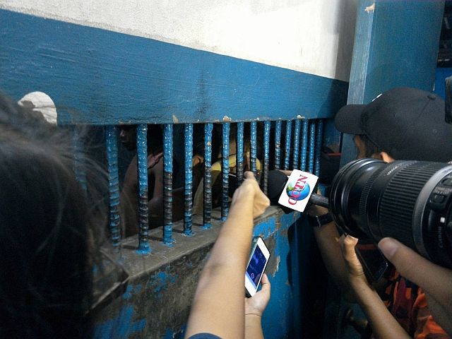 Ramil Berden answers questions from the media from inside his cell in Mabolo Police Station. He said he tried to escape because he wanted to go home to his family who depends on him. (CDN PHOTO/RABBONI BORBON)
