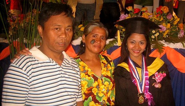 Melissa during her graduation with her parents, Leonardo and Gemma. contributed