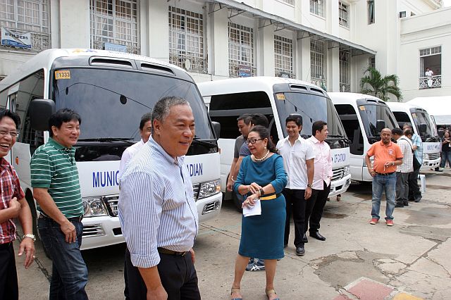 Gov. Hilario Davide III, together with Vice Governor Agnes Magpale and some Provincial Board members, inspects the eight new Suroy-Suroy buses at the Capitol. (CDN PHOTO/JUNJIE MENDOZA)