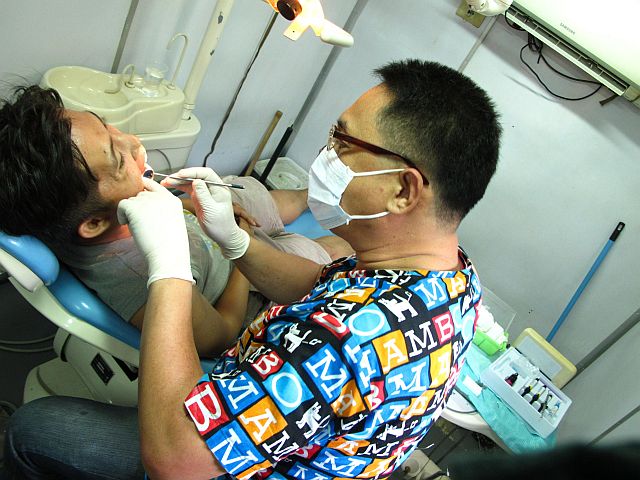 Dr. Rogelio Pajamonte, JIKFI’s new dentist, attends to a patient during the Grand Halad sa Kapamilya. (Contributed)