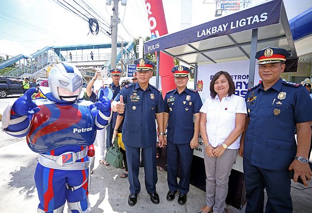 PRO-7 Director Noli Taliño gives the thumbs-up sign after the ribbon-cutting ceremony of Lakbay Ligtas program at the  Petron gas station on Escario Street, Barangay Kamputhaw, Cebu City with (from left) Cebu City Police Office Director Joel Doria, Petron AVP for Corporate Affairs Charmaine Canillas and Mandaue City Police Office Director Roberto Alanas. (CDN PHOTO/LITO TECSON)