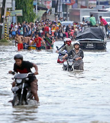 Floods in major streets in Metro Cebu, like this area along A.S. Fortuna Street in Mandaue City after heavy rains last July 2, have worried business leaders, who warned of dire consequences if these will not be addressed. (CDN PHOTO/LITO TECSON)