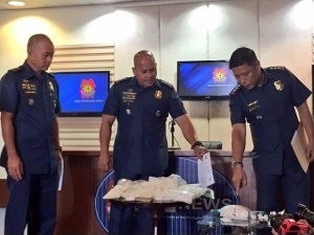 PNP Chief Ronald “Bato” dela Rosa (center) presents to the media packs of “shabu” confiscated in a buy-bust operation in Pasig City. INQUIRER.NET FILE PHOTO