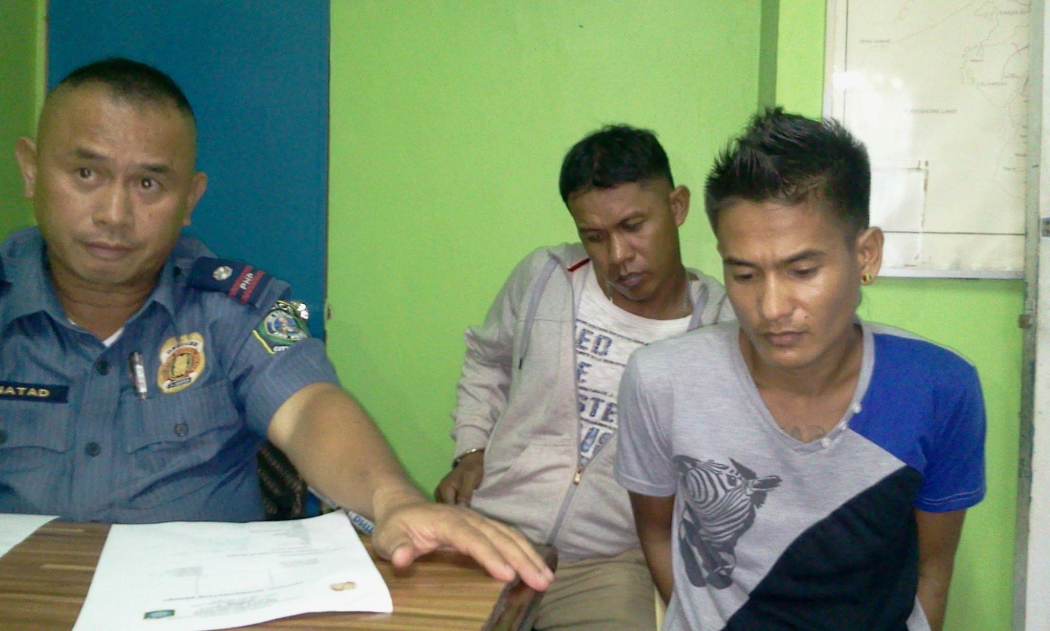 From left: Mactan Police station commander PCI Conrado Manatad presents the suspects of a recent pawnshop robbery in Lapu-Lapu City, Philam Camingawan and Romnick Jumao-as. (CDN PHOTO/NORMAN V. MENDOZA)