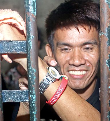 RELIEF. Galy Secretaria, brother of slain suspected drug dealer Rowen Secretaria smiles inside the Carbon police precinct as he shows his Duterte baller to media. (CDN PHOTO/LITO TECSON)
