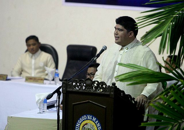 Mayor Luigi Quisumbing mentions his plans for the city during the city council’s inaugural session at Mandaue City Sports Complex. At left is Vice Mayor Carlo Fortuna. (CDN PHOTO/TONEE DESPOJO)
