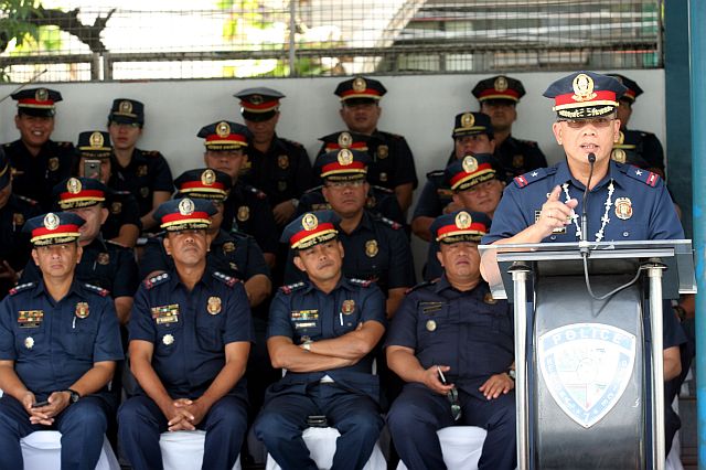 ULTIMATUM TO NON-PERFORMING STATION COMMANDERS. Newly installed PRO-7 director Police Chief Supt. Noli Taliño gives non-performing police chiefs until Friday to arrest the top 10 drug personalities in their respective areas or face relief from their posts. (CDN PHOTO/JUNJIE MENDOZA)