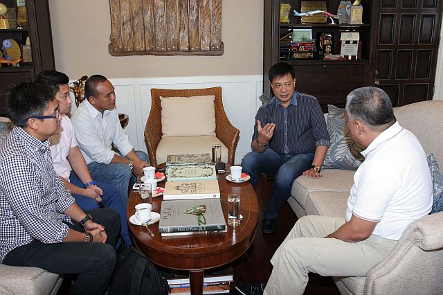 Pedrito Faytare (left), lawyer for the owner of the cargo vessel MV Belle Rose, meets with Cebu Gov. Hilario Davide III (at right, back to camera), Daanbantayan Mayor Vicente Loot (second from right), Provincial Board Member Sun Shimura (second from left) and Baltazar Tribunalo, head of the Provincial Disaster Risk Reduction and Management Office (PDRRMO) as they discuss updates on the Monad Shoal situation at the governor’s office. (CDN PHOTO/JUNJIE MENDOZA)