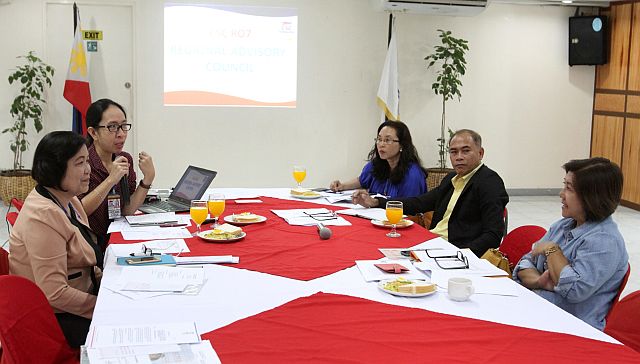 Civil Service Commission in Central Visayas Director Editha D. Luzano (left) meets with Department of Trade and Industry Director Aster Caberte (right) and other government officials during the Regional Advisory Council (RAC) 3rd quarter meeting at the CSC office in Sudlon, Barangay Lahug, Cebu City. (CDN PHOTO/JUNJIE MENDOZA)