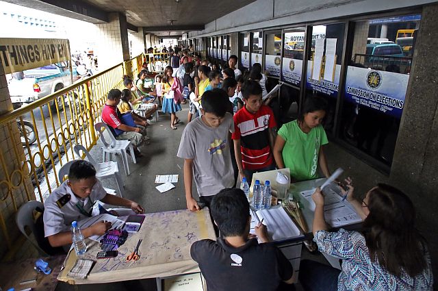 Cebu City’s high school students register for the Sangguniang Kabataan elections in this September 2014 photo. (CDN FILE)