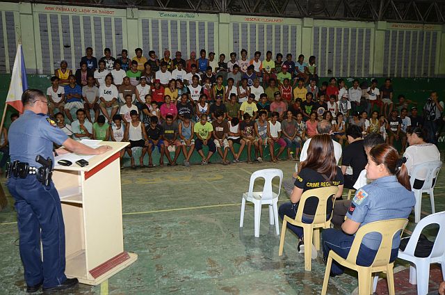 MORE SURRENDERERS. A police official of the Carcar City Police Station speaks to the 100 plus drug users and peddlers, who turned themselves in to the police in Carcar City last week. This batch is among the 363 people who surrendered last week.
