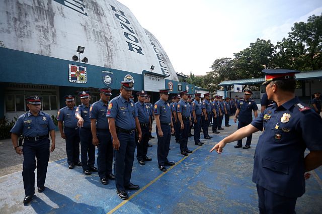 Operatives of the Regional Anti-Illegal Drugs Special Operations Task Force (RAIDSOTF) and the Regional Special Operations Group (RSOG) were relieved yesterday and made to undergo the Balik Eskwela Program. On right, Sr. Supt. Rey Lydon Lawas  does an inspection of uniforms. (CDN PHOTO/LITO TECSON)