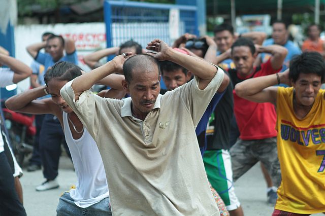 Drug surrenderers, together with 20 policemen, enjoy dancing Zumba at the Mandaue City Police Office grounds. (CDN PHOTO/FERDINAND EDRALIN)