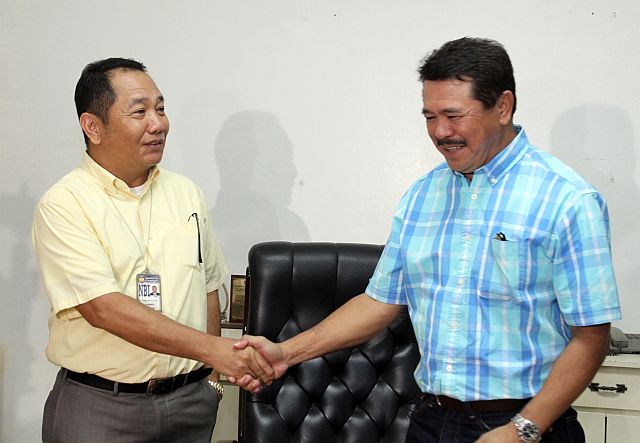  Outgoing NBI-7 Director Jose Justo S. Yap (left) shakes the hand of incoming NBI-7 Director Patricio S. Bernales Jr. before the start of the turnover of command ceremony. (CDN PHOTO/JUNJIE MENDOZA).