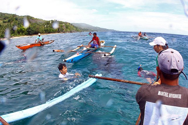 Marine biologist Mario Marababol (left) of Ocean Care dives to watch Oslob’s famed whale sharks in this (CDN FILE PHOTO)